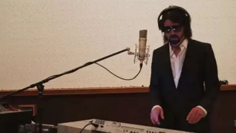 Foo Fighters brincam com rumores de separação em vídeo. Veja!