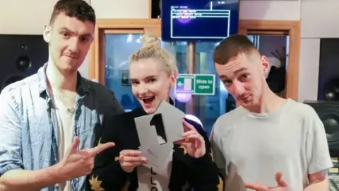 Clean Bandit tira Little Mix do topo da parada britânica de singles com "Rockabye"