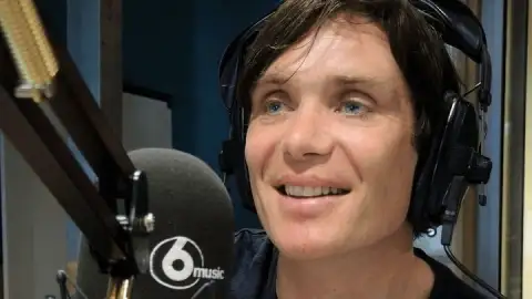 Cillian Murphy surpreende fãs e é DJ por um dia em festival na Irlanda