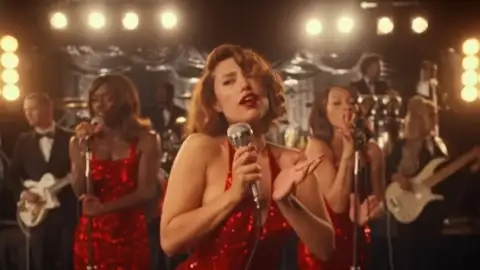 RAYE lança "WHERE IS MY HUSBAND!". Ouça com letra e tradução!