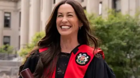 Alanis Morissette recebe doutorado honorário da Universidade de Ottawa: "Uma honra"