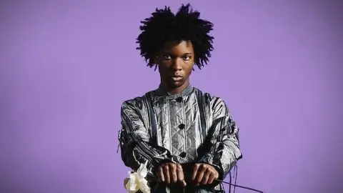 D4vd vê streams quase triplicarem após descoberta do corpo de uma adolescente em seu carro